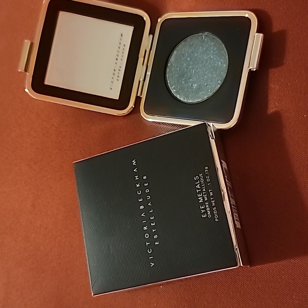 Victoria Beckham by Estee Lauder single Eyeshadow in Charred Emerald